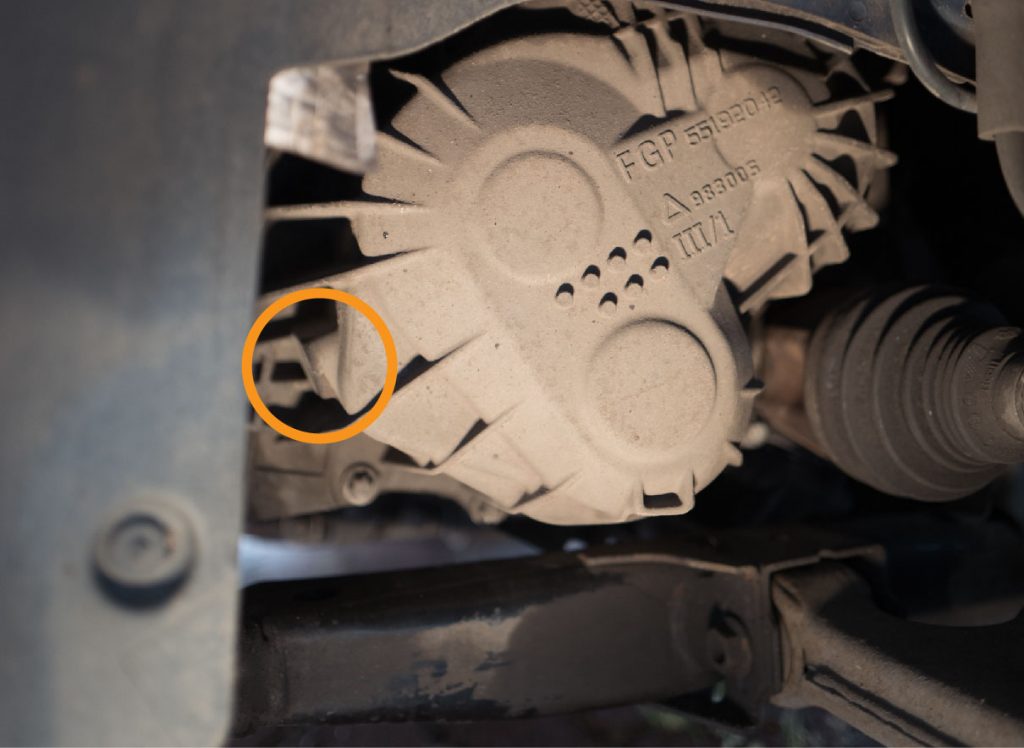 M32 gearbox oil level plug location marked on the transmission end case